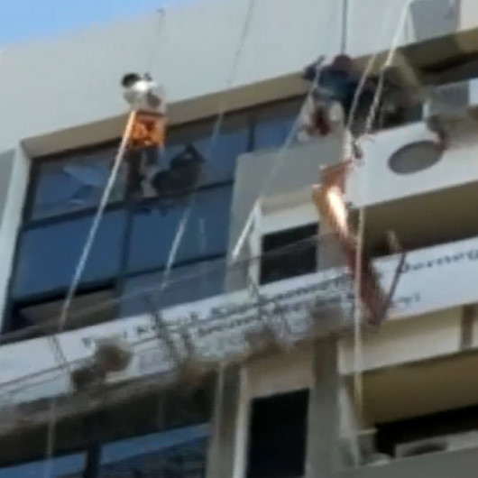 İzmirde iskele halatı koptu, işçiler adeta ölümden döndü