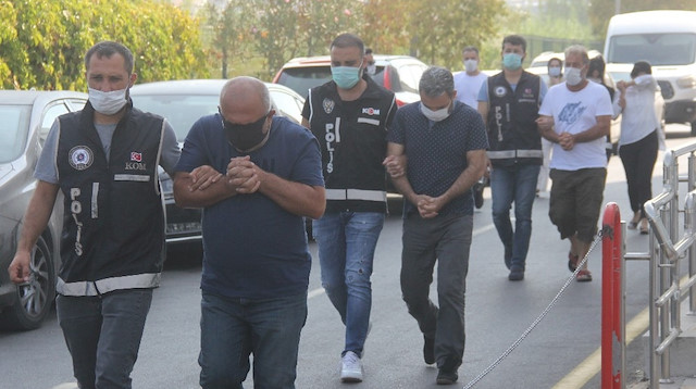 Adana'da zimmetine para geçirdiği belirlenen beş kişi tutuklandı.