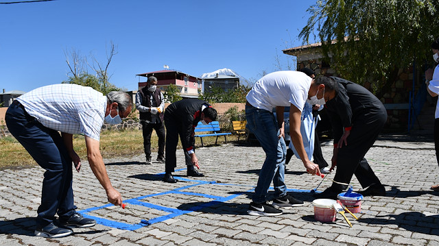 معلّمون متطوعون يتفننون بدهان جدران المدارس في تركيا