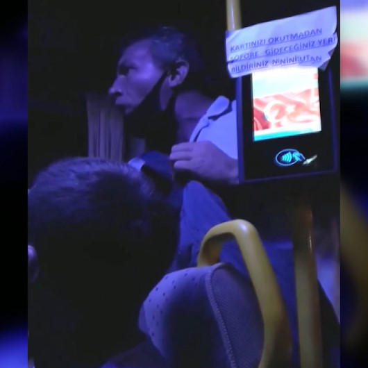 Bodrumda turistleri minibüsten atıp tepki gösteren yolcularla tartışan şoför kamerada