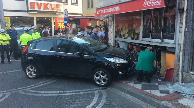 Bartın’da meydana gelen kazada sürücü, fren yerine gaza basınca kullandığı otomobil bir iş yerine girerek durabildi.