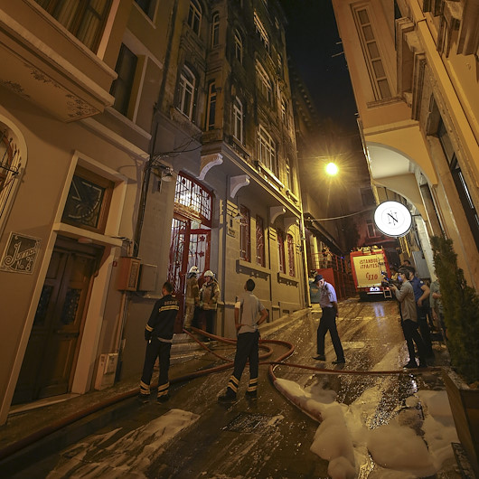 Beyoğlunde geçtiğimiz yıl 4 kişinin yanarak can verdiği bina yeniden alevlere teslim oldu