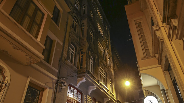 Beyoğlu'nde geçtiğimiz yıl 4 kişinin yanarak can verdiği bina yeniden alevlere teslim oldu