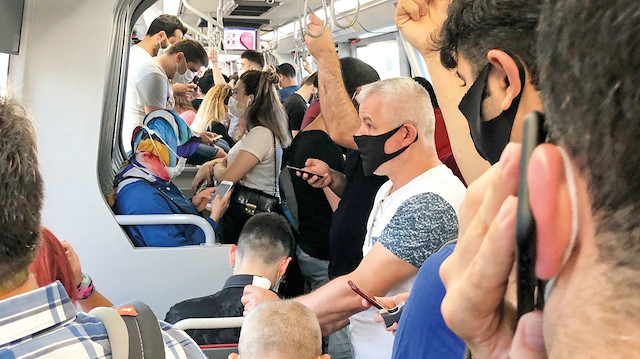 Metrobüs ve İETT otobüsleri olmak üzere toplu taşıma araçlarındaki yoğunluk kapılara kadar dayandı.