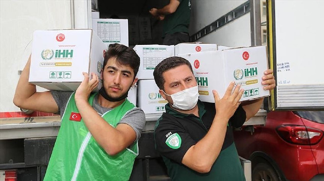 "IHH" التركية توزع مساعدات إنسانية لفقراء ومرضى في غزة