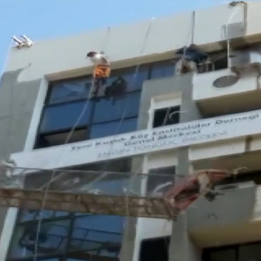 Baba ve oğul halatı kopan vinçten son anda kurtuldu