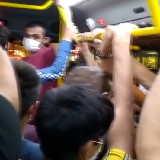 Arnavutköyde pes dedirten görüntü: Tıka basa yolculuk virüse davetiye çıkardı