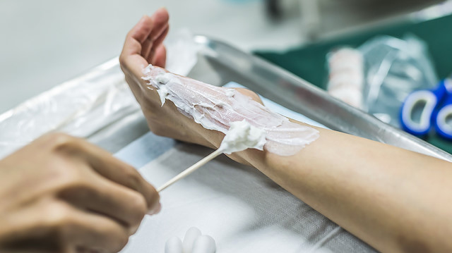 Yanlış: “Nasılsa birisi ambulans çağırmıştır”

Doğrusu: Özellikle kaza mahallinin kalabalık olması durumunda çoğunlukla olay yerinde birinin ambulansa haber verdiği düşünülüyor ve herkes ‘nasılsa başkası çoktan aramıştır’ düşüncesiyle kazazedeye yardım etmeye odaklanıyor. Oysa ambulans aranmamış olabiliyor! Bu nedenle acil servisin arandığından emin olun, siz arıyorsanız mutlaka olayı sakin bir şekilde kısaca anlatıp, ne zaman ve nerede olduğu, ne kadar kişinin etkilendiği vb bilgileri anlaşılır şekilde bildirin.