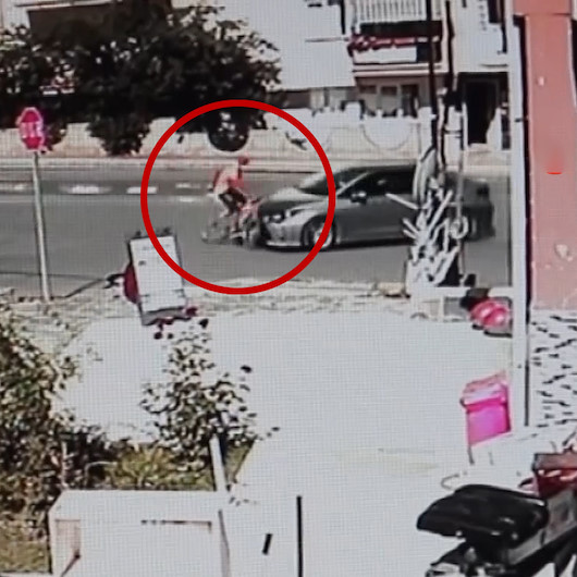 Sivasta bisiklet ile otomobil kafa kafaya çarpıştı: Feci kaza anbean kameraya yansıdı