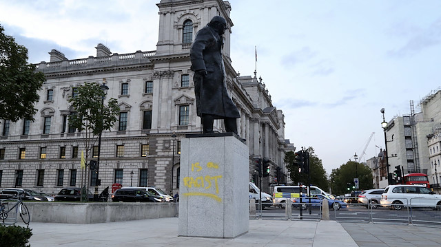 Churchill'in 'Bir ırkçı' yazılan heykeli.