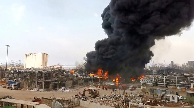 Beyrut Limanı'nda 2 bin 750 ton amonyum nitratın infilak etmesinden 5 hafta sonra enkaza dönüşen limandaki hangarlarda bugün yeni bir yangın çıkmıştı.