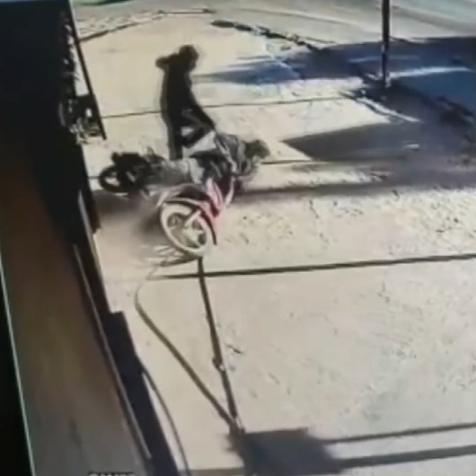 Patpata çarpmamak için manevra yaptı, duvara çarptı