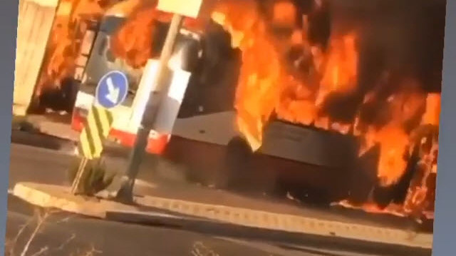 İzmir'de faciadan dönüldü: Yolcusu olmayan belediye otobüsü bir anda alev topuna döndü