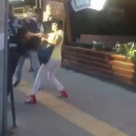 Bursada maskesiz gezen kadın kendisine ceza yazan polislere hakaret etti