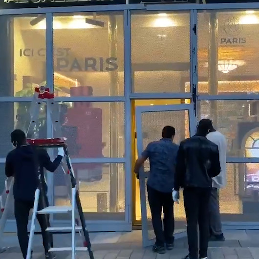 Pariste sarı yeleklilerin yağmalarına karşı büyük mağazalar önlem aldı