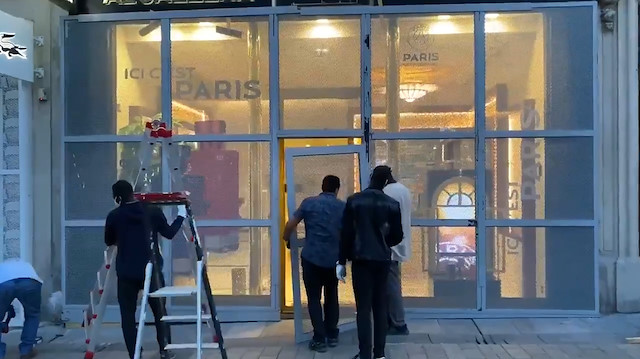 Paris'te sarı yeleklilerin yağmalarına karşı büyük mağazalar önlem aldı
