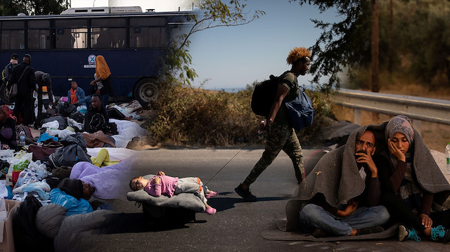 Midilli Adası'nda yangın çıkan kamptan ayrılan mülteciler kalacak yer bulamıyor.