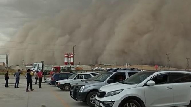 Ankara'da inanılmaz görüntü: Bir anda gökyüzünü toz bulutu kapladı