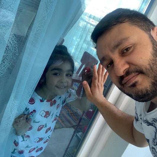 Koronavirüse yakalanan baba, kızıyla kapı arkasından hasret gideriyor