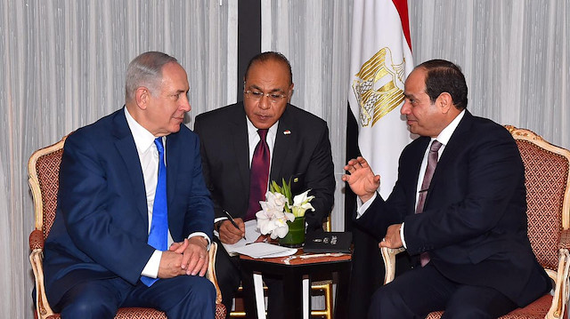 Egyptian President Abdel Fattah al-Sisi (R) speaks with Israeli Prime Minister Benjamin Netanyahu