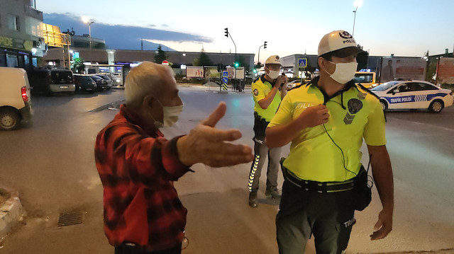 İnegöl Emniyet Müdürlüğü ekipleri Sinanbey Mahallesi Ahmet Akyollu Caddesi üzerinde maske denetimlerini sürdürüyor.