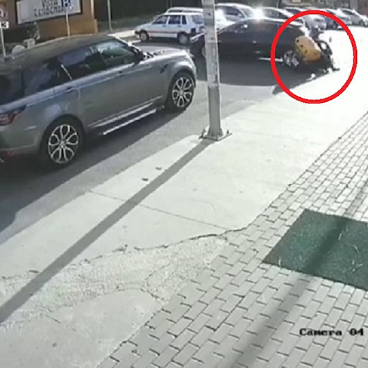 Büyükçekmecede motosikletli kurye geri manevra yapan aracın altında kaldı