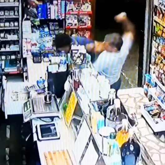 Marketi soyarken yakalanan gaspçıya meydan dayağı atıldı