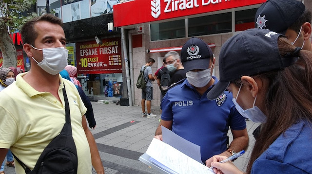 Maske takmayan vatandaş polise tepki gösterdi. 