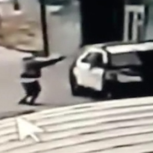 ABD’de devriye aracındaki 2 polise silahlı saldırı kamerada