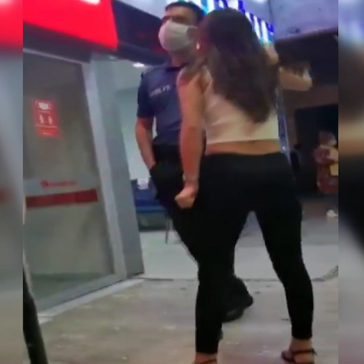Alkollü kadın ortalığı birbirine kattı: Polisleri ısırıp, büfeyi dağıttı