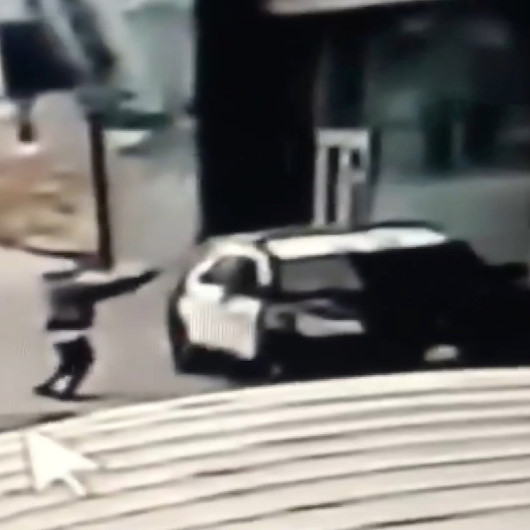 ABD’de devriye aracındaki 2 polise silahlı saldırı anı kamerada