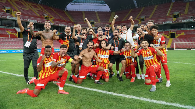 Kayserisporlu futbolcuların maç sonu galibiyet pozu