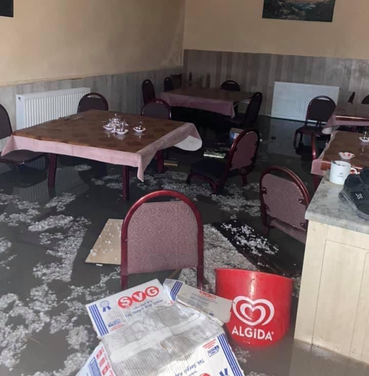 Yağış ve dolu sonrası ilçe beyaza bürünürken, bazı ev ve iş yerlerini su bastı.