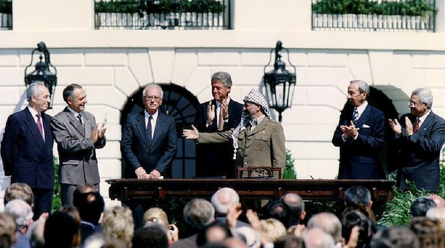Anlaşma töreninde dönemin ABD Başkanı Bill Clinton ve FKÖ Başkanı Yasir Arafat da hazır bulunmuştu.