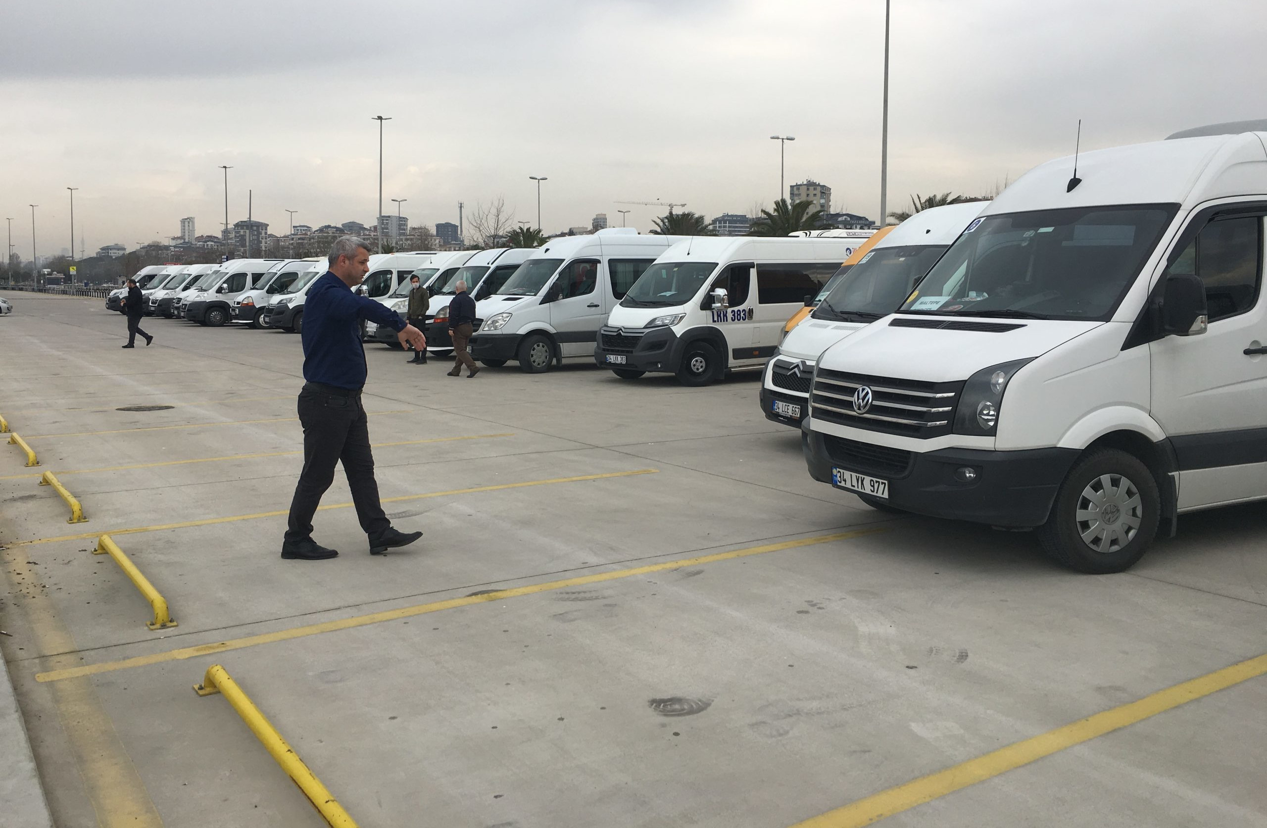 Okulların kapalı olmasından dolayı 60 bin aracın atıl durumda beklediği kaydediliyor.