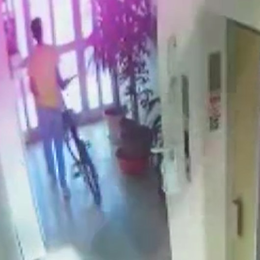 Başakşehir’de mahalle sakinlerini bıktıran hırsız kamerada