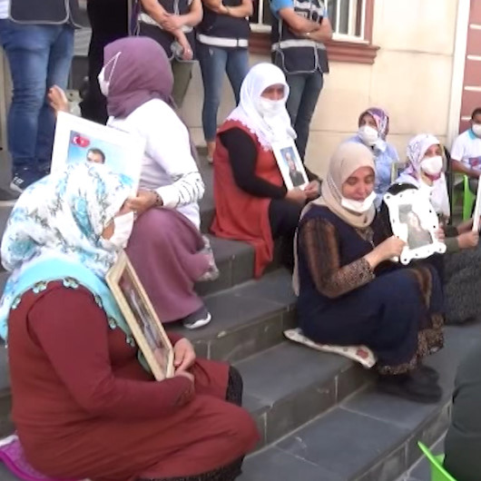 CHP önce HDPyi sonra evlat nöbeti tutan aileleri ziyaret etti: Aileler tepki göstererek izin almak için içeri girdiler dedi
