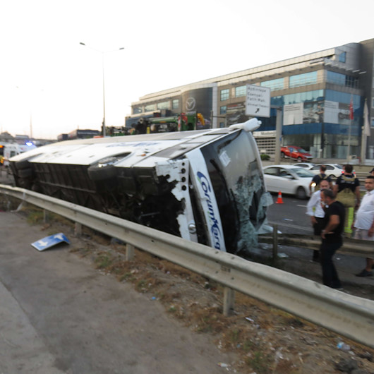 Pendikte yolcu otobüsü devrildi