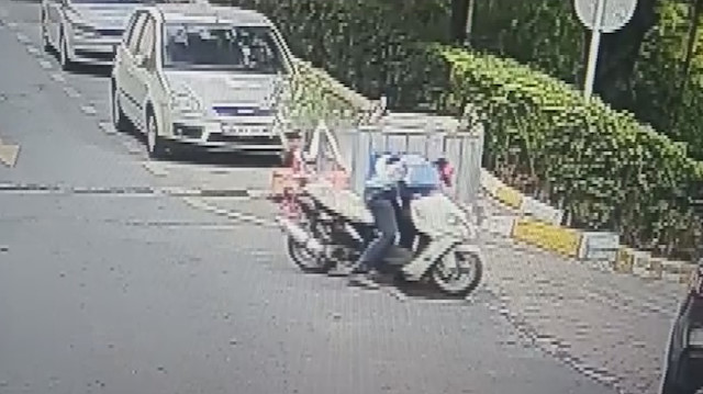 Motosikletli mazgal hırsızları kamerada