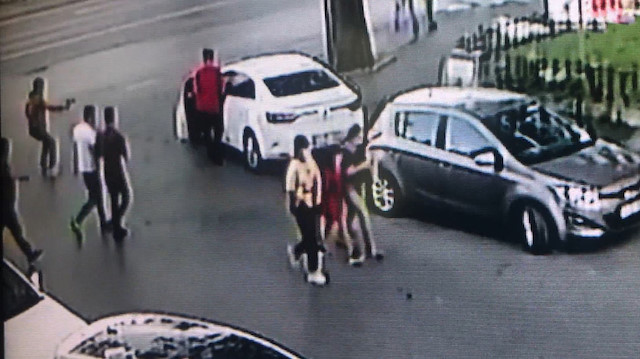 Fatih'te camiden çıkan kişiye silahlı saldırı