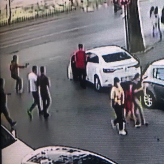 Fatihte camiden çıkan kişiye silahlı saldırı