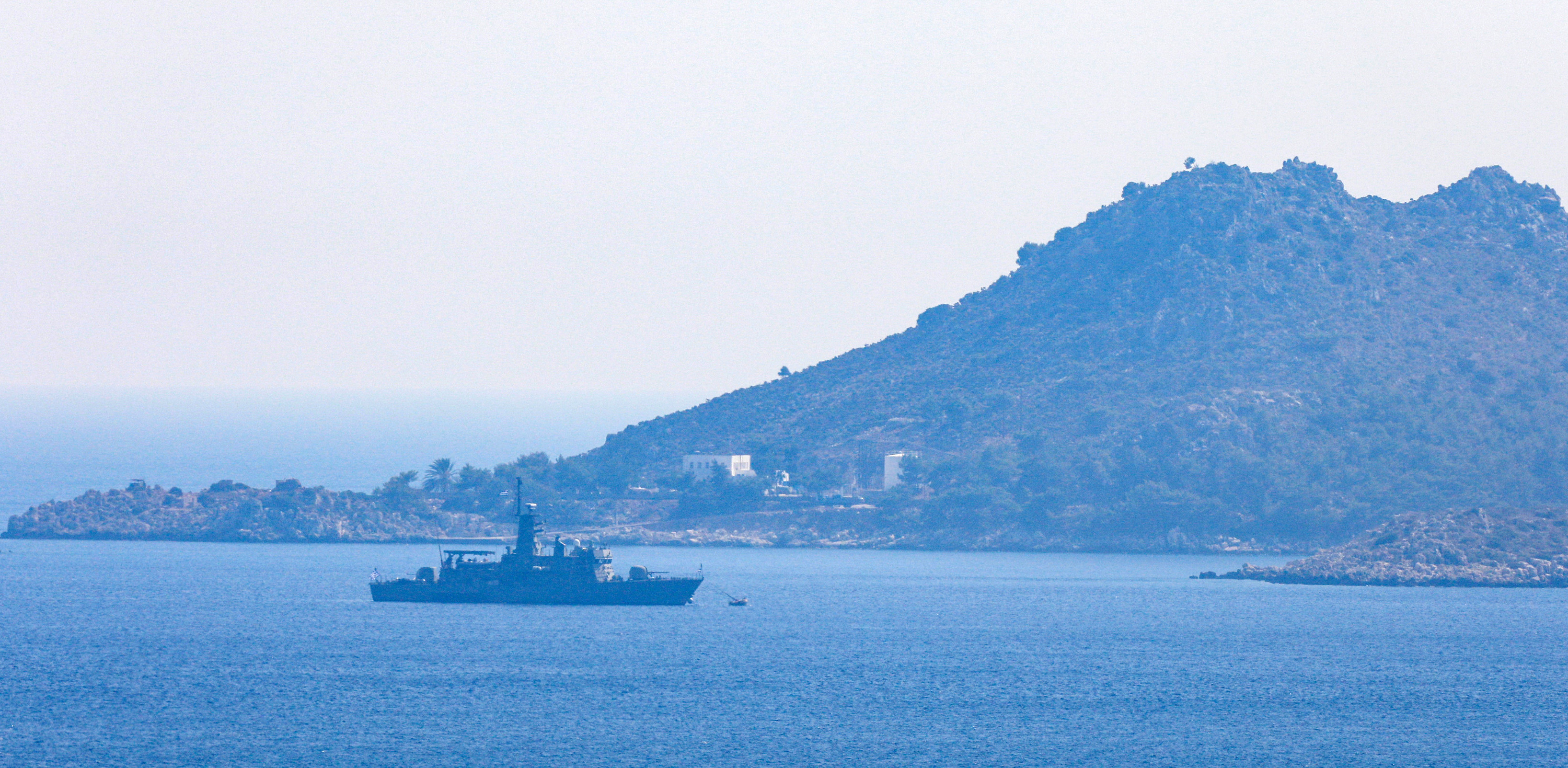 Türk savaş gemileri, bölgede aktif faaliyetlerini sürdürüyor.