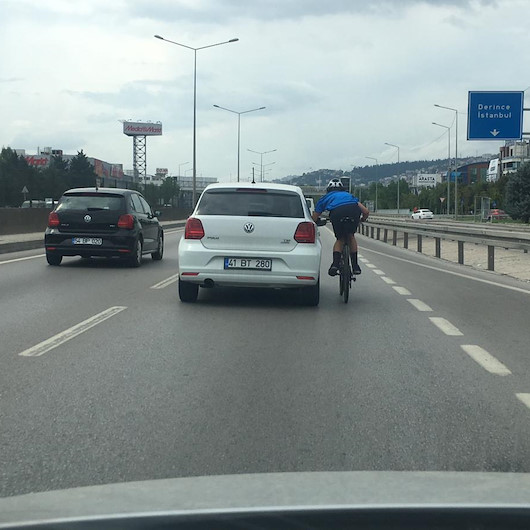 Bisiklet sürücüsünün tehlikeli yolculuğu kamerada