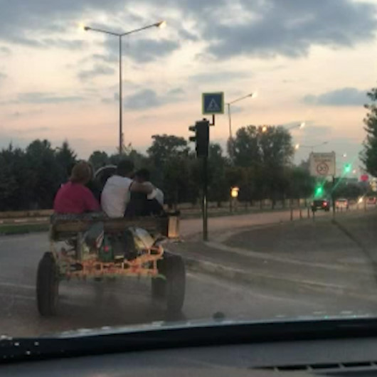 At arabası üstünde sosyal mesafe ve maske kuralını alt üst ettiler