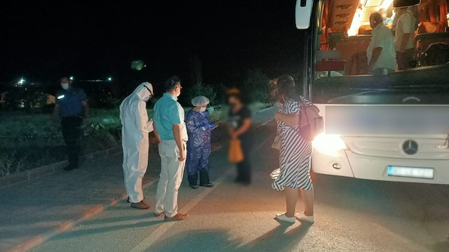 Koronavirüs test sonucunu beklemeden otobüse bindiği anlaşılan A.G., koruyucu kıyafetlerini giyen sağlık ekipleri tarafından otobüsten indirilip, ambulansla Ankara'daki evine geri götürüldü. 