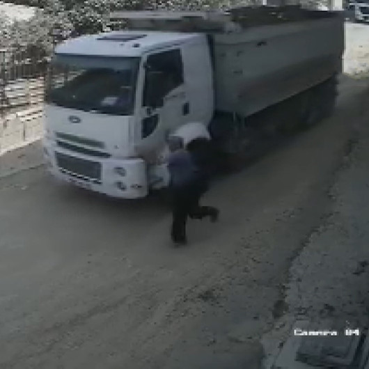 Yokuş aşağı kayan kamyon binaya çarptı