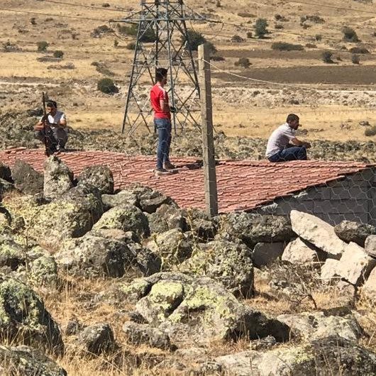 Yıkıma gelen belediye ekiplerine tüfekle karşılık verdiler