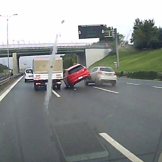 Önce otomobile sonra bariyere çarptı: Kaza anı araç kamerasında