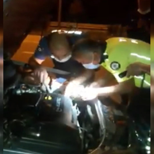Trabzonda aracı arızalanan vatandaşın yardımına polis ekipleri yetişti