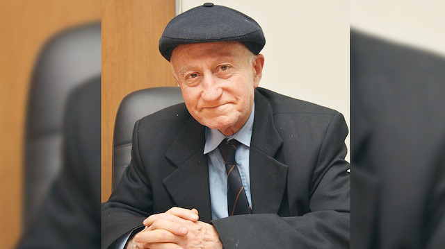 Yeni Şafak gazetesinin emektar yazarlarından Osman Akkuşak, hayatını kaybetti.